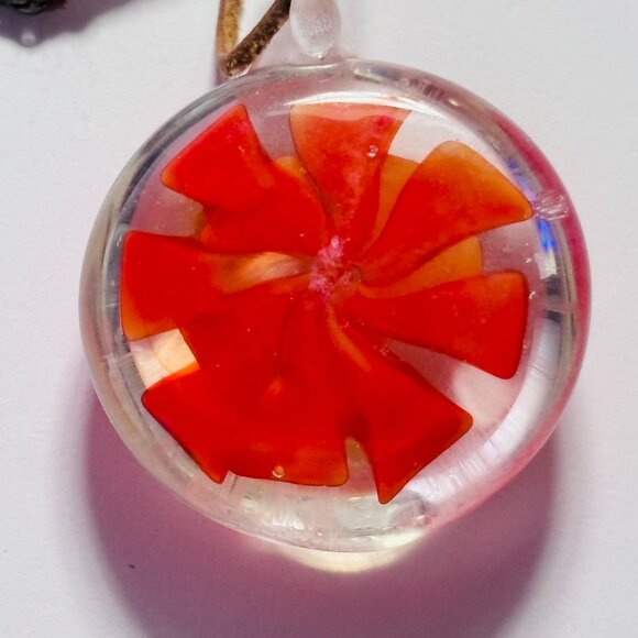 Vintage Lucite Encased Red Flower Pendant Necklace Leather Cord - Picture 4 of 7